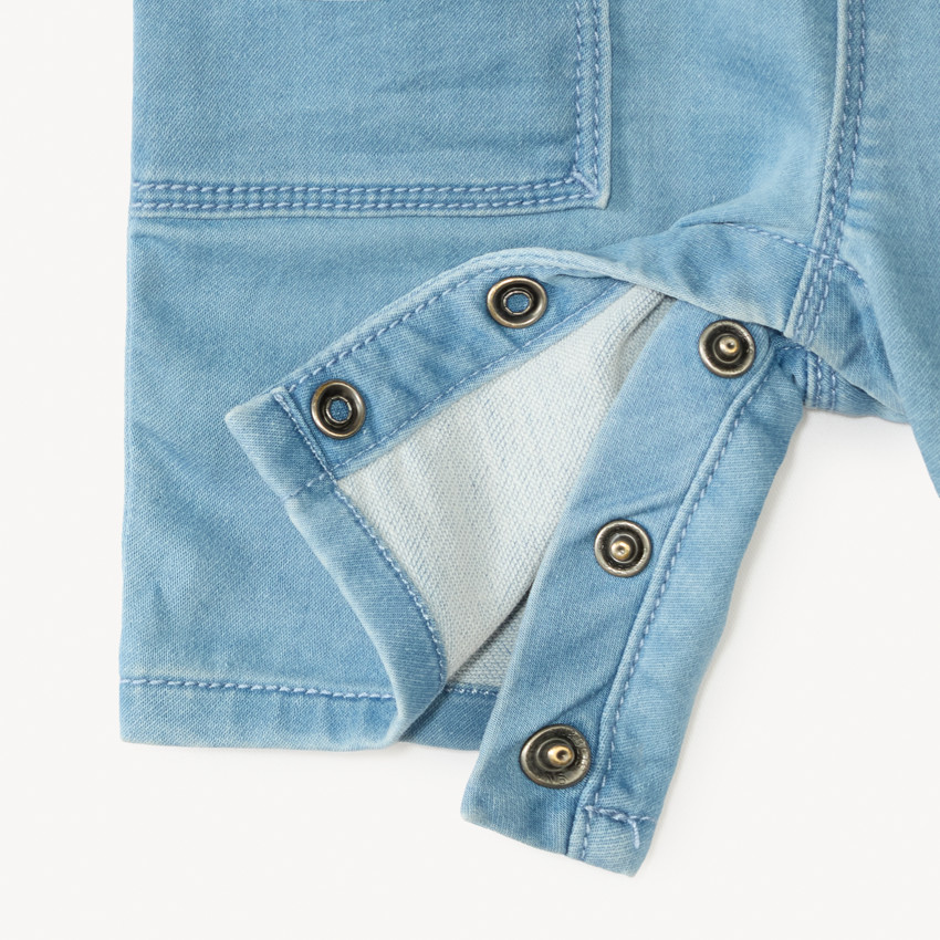 Peto corto de vaquero estilo workwear con bordado de palmera para bebé niño 