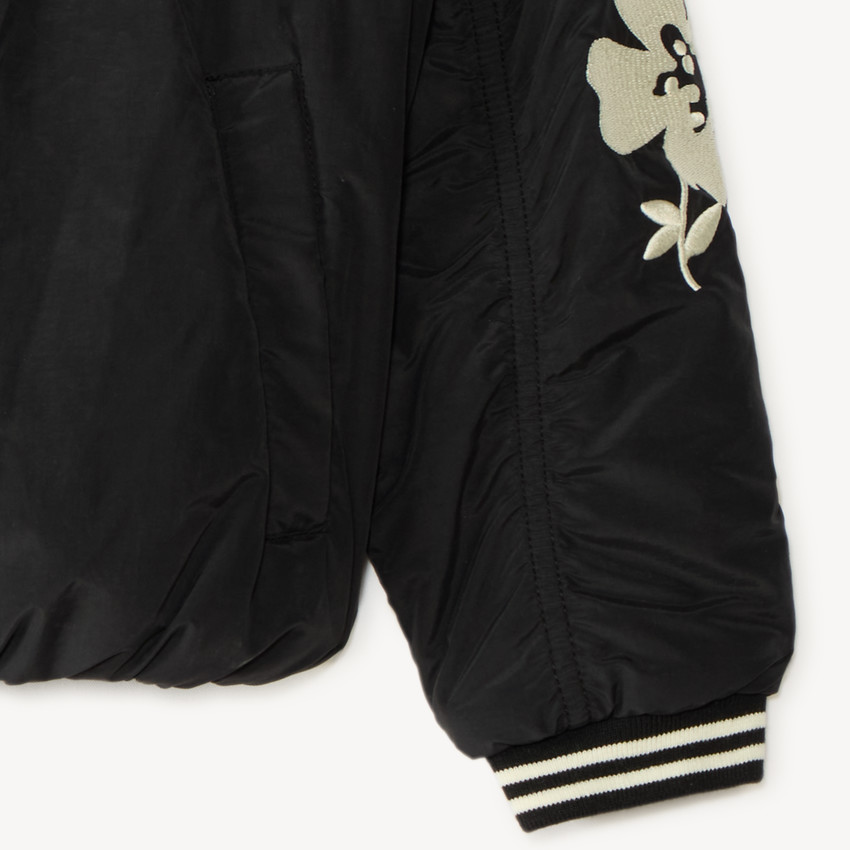 Chaqueta de niña de popelina bordada con flores. 