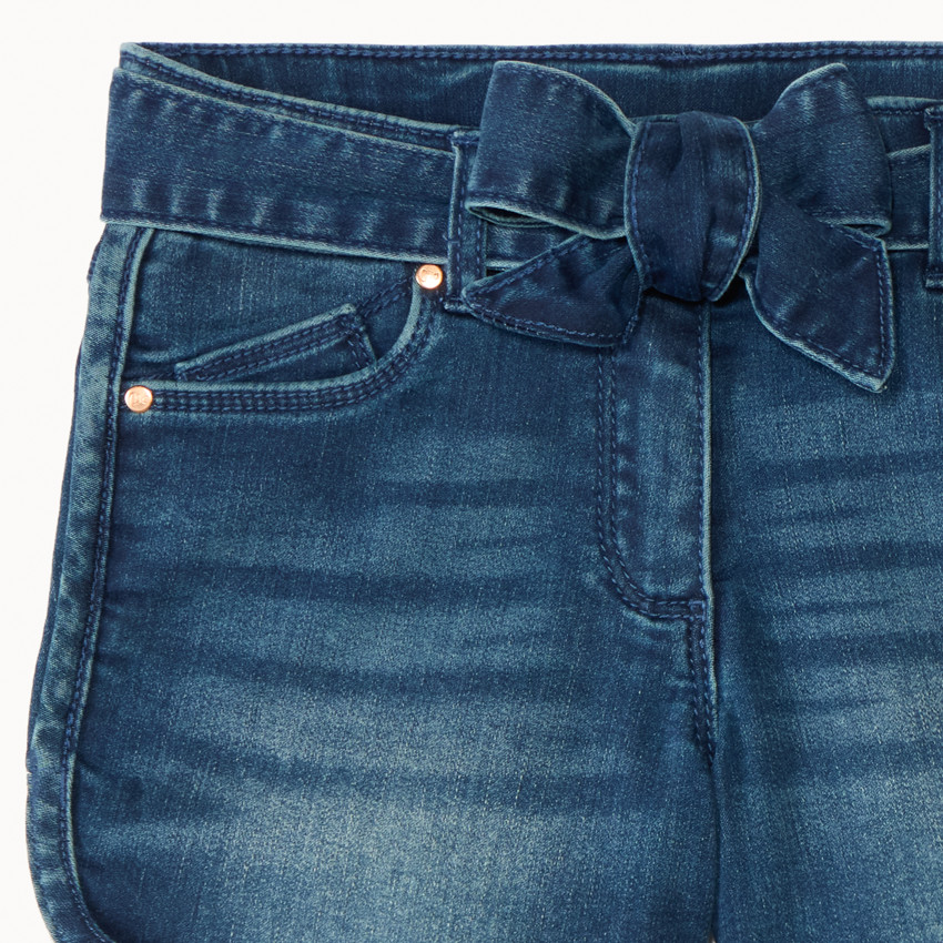 Pantalones cortos de mezclilla con cinturón atado y detalles de encaje para niña. 