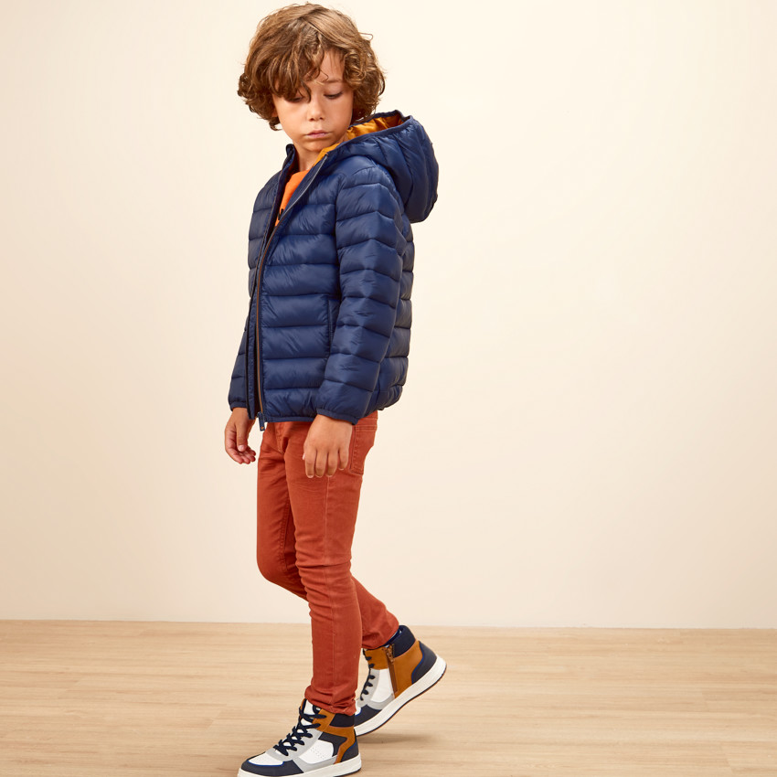 Chaqueta ligera con capucha bicolor para niño 