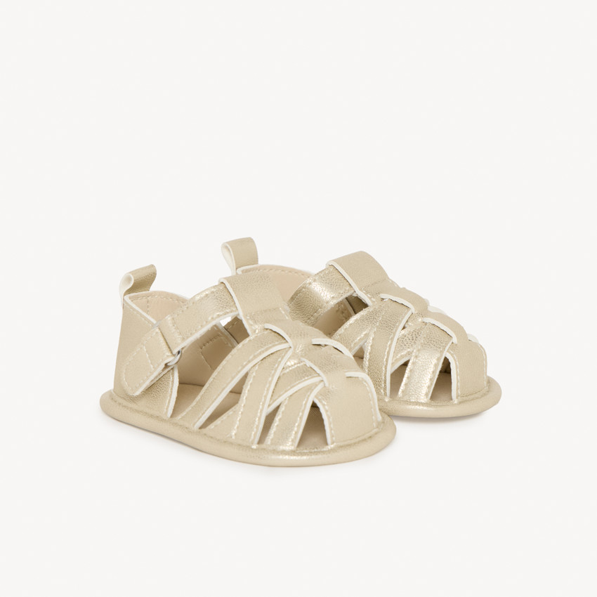 Sandalias de tiras doradas texturizadas para niña bebé 
