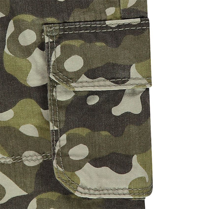 Bermudas de sarga con estampado militar y bolsillos con solapa 