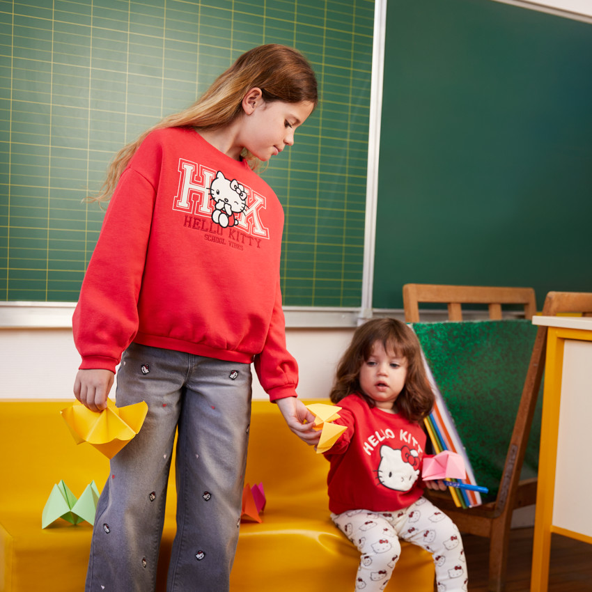 Sudadera oversized para niña de felpa con bordado de Hello Kitty. 