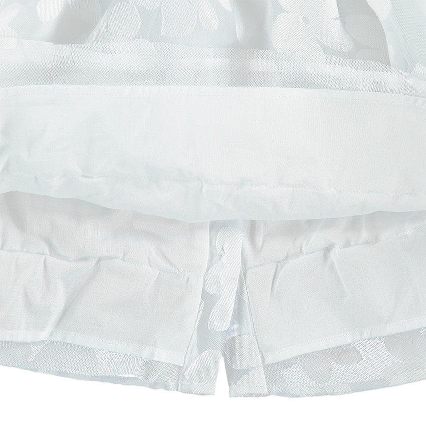 Vestido de gala de tul con flores del mismo color 