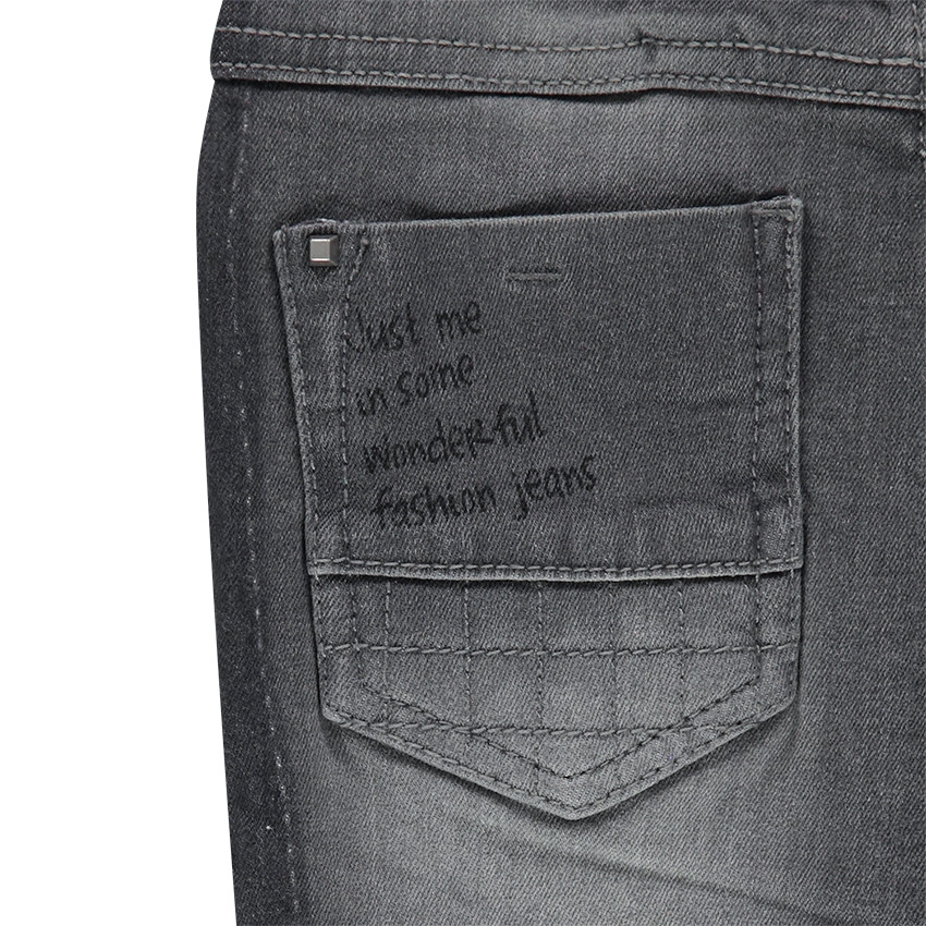 Vaqueros con efecto gastado y arrugado con ribetes de fantasía 