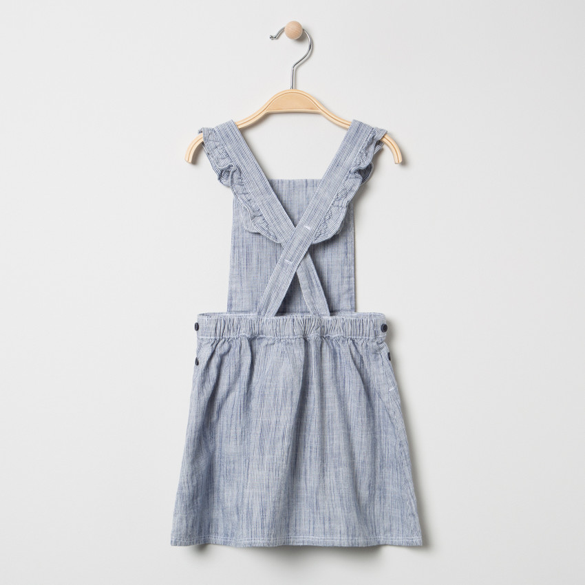 Vestido tipo peto con rayas finas y fresa bordada 