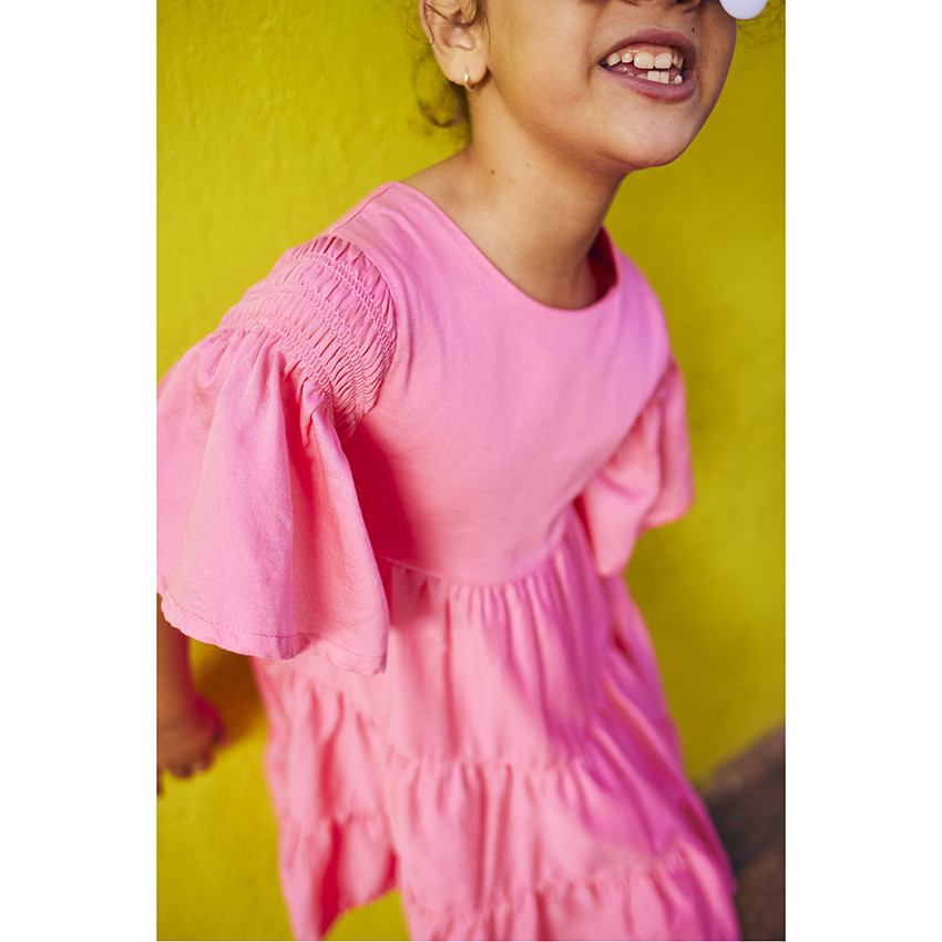 Vestido de niña con volantes y mangas cortas en color liso 
