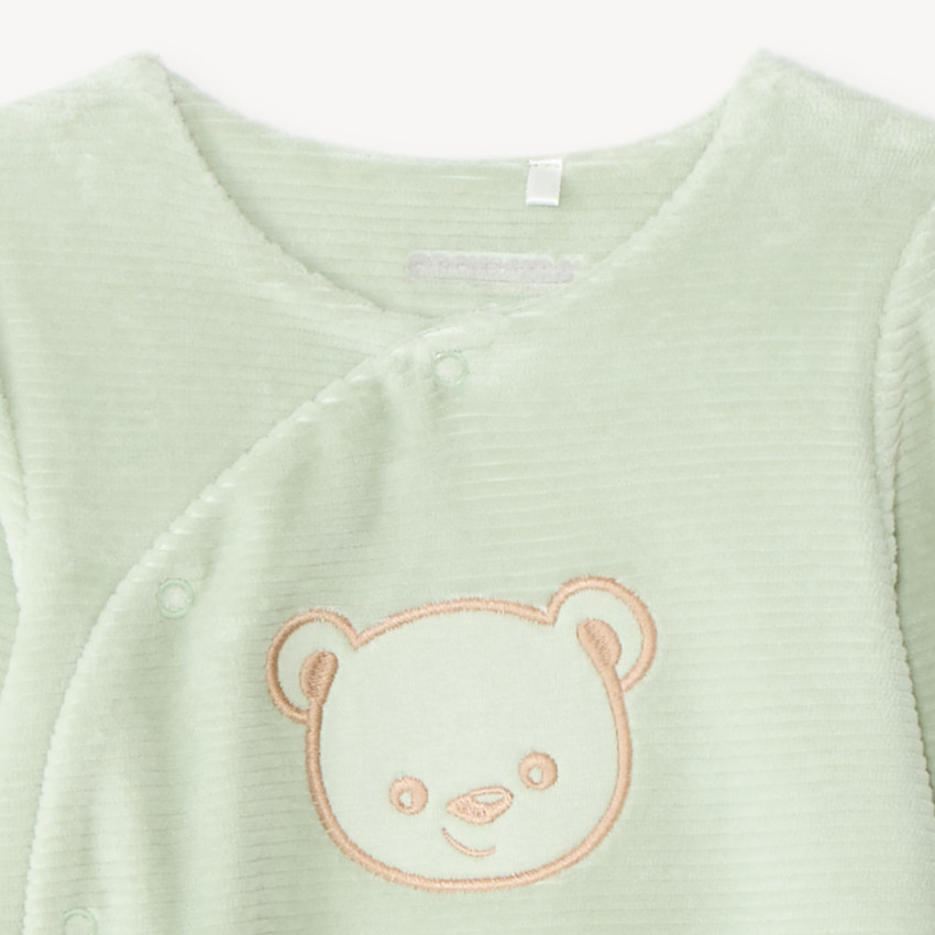 Pijama de terciopelo para bebé con bordado de osito. 