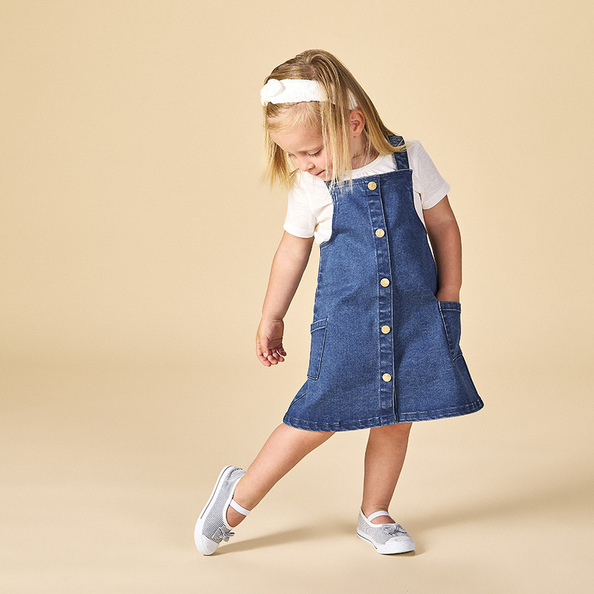 Vestido peto de mezclilla para bebé niña 