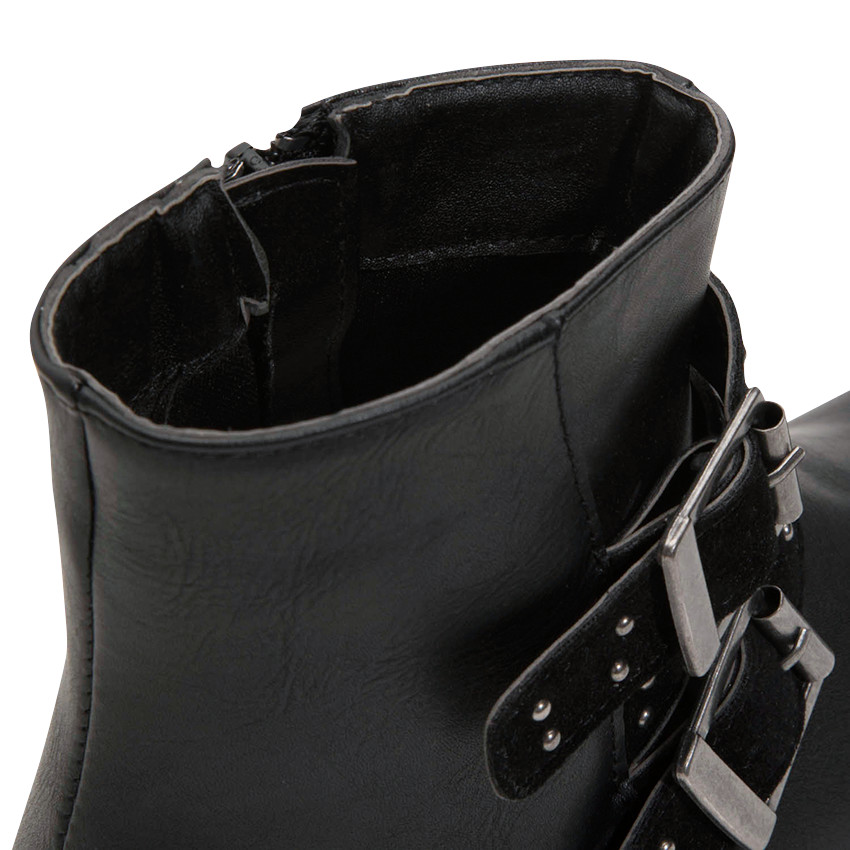 Botines de piel sintética con hebillas y tachuelas de fantasía 