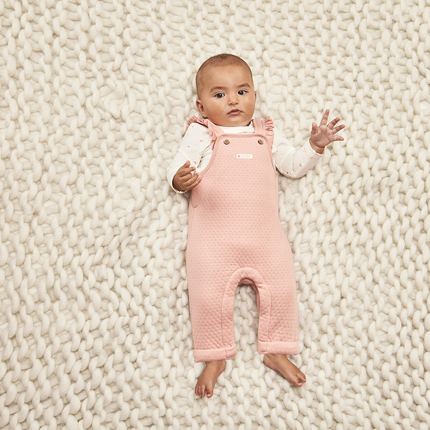 Conjunto 2 piezas con peto para bebé niña 