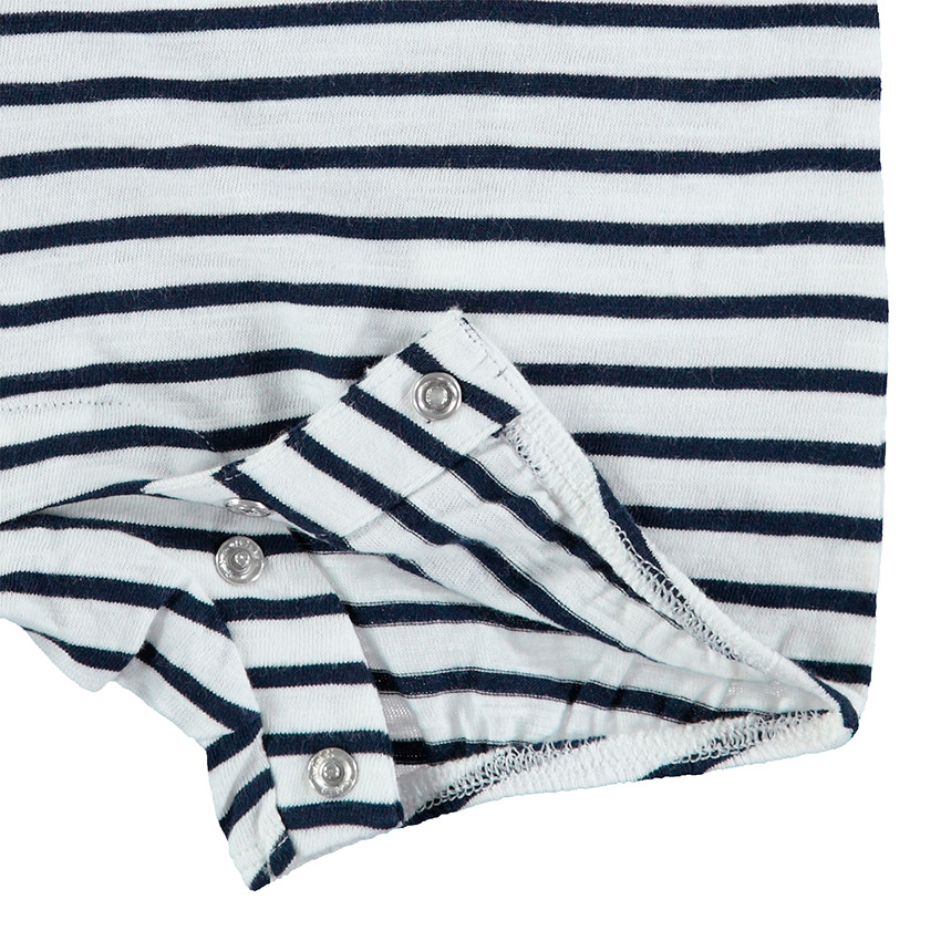 Mono corto con volante en el cuello y lazo rojo 