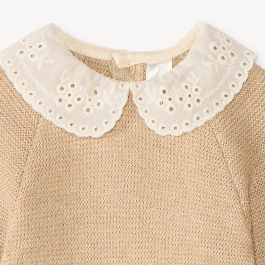 Conjunto de mono con cuello de bebé para niña. 