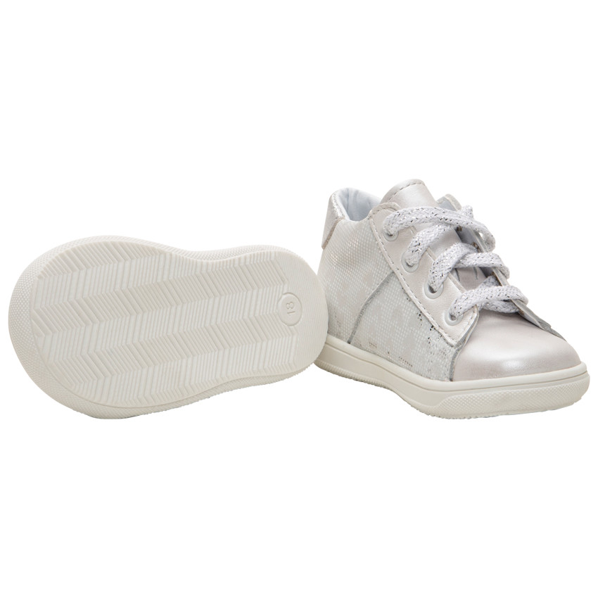 Botines iridiscentes con estampado plateado y cordones 