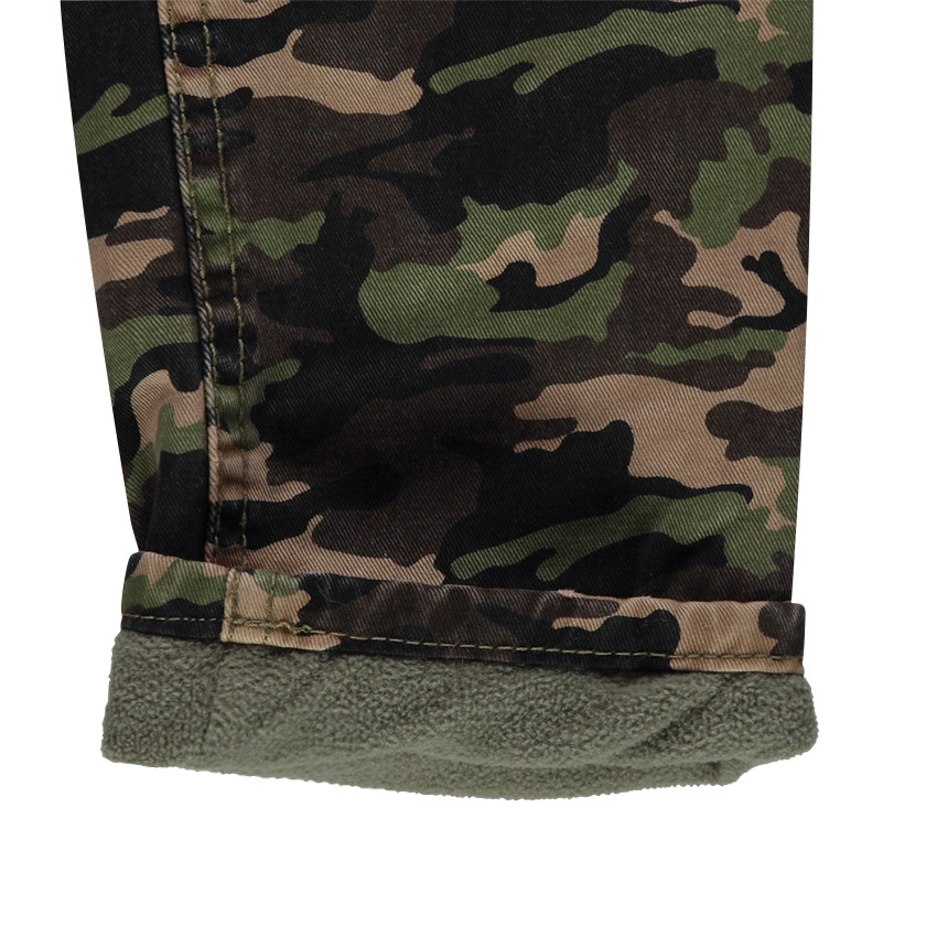 Pantalón de sarga con estampado militar y bolsillos 