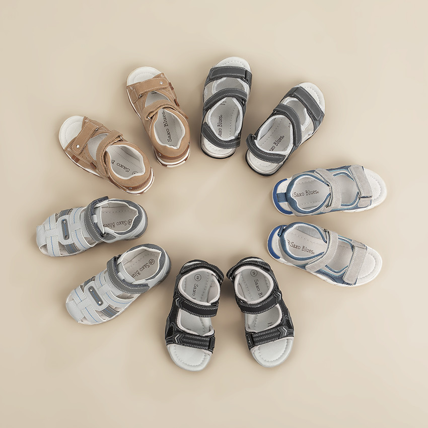 Sandalias con aplicaciones en contraste y velcros 