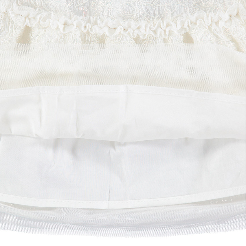 Vestido de fiesta blanco con encaje y volantes en las mangas 