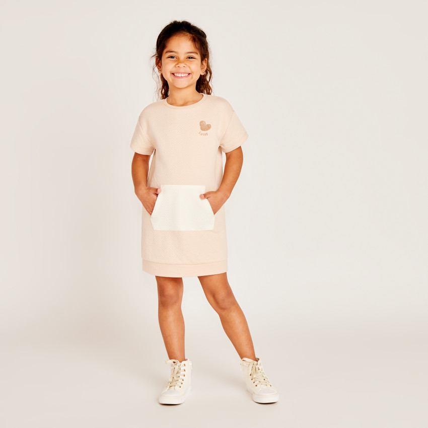 Vestido de manga corta con efecto arrugado y bordado para niña. 