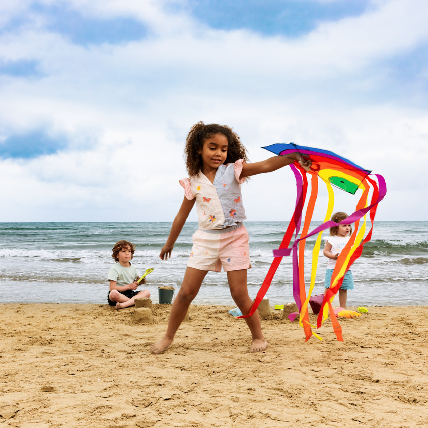 Short de seersucker a rayas con bordado para niña 