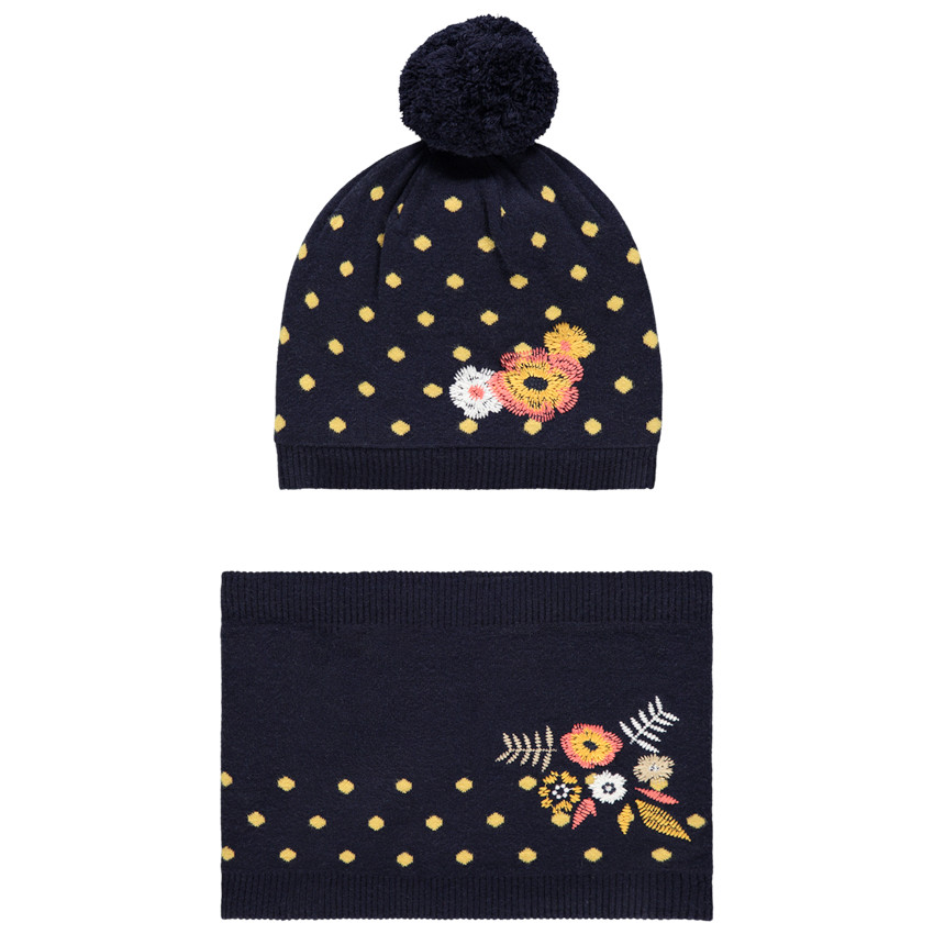 Conjunto gorro y bufanda tipo snood de punto con flores bordadas 