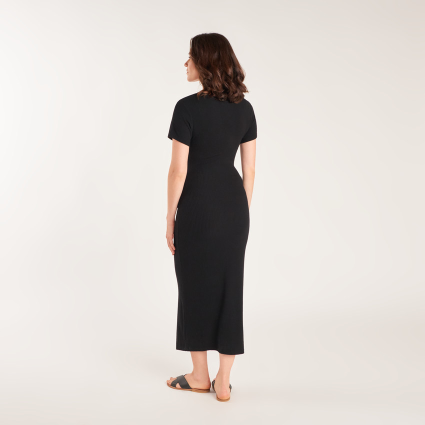 Robe longue à manches courtes en maille côtelée pour femme enceinte. 