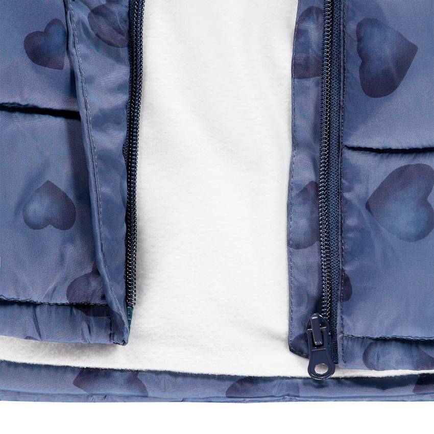 Plumífero con capucha estampado corazones 