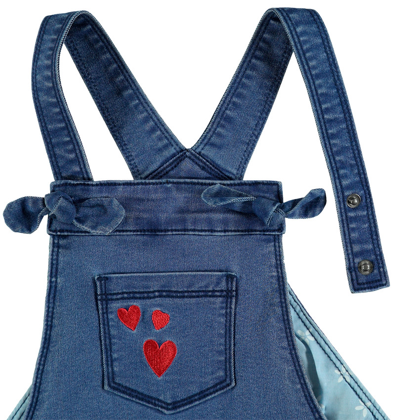 Salopette courte en jean effet used à petites broderies 