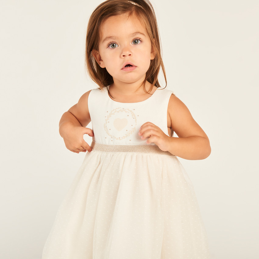 Ropa 2 en 1 con espalda calada en forma de corazón para niña. 