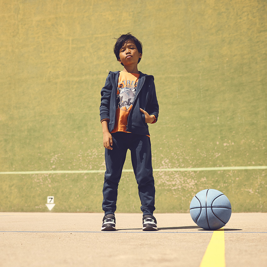 Chaqueta con capucha de felpa lisa para niño 