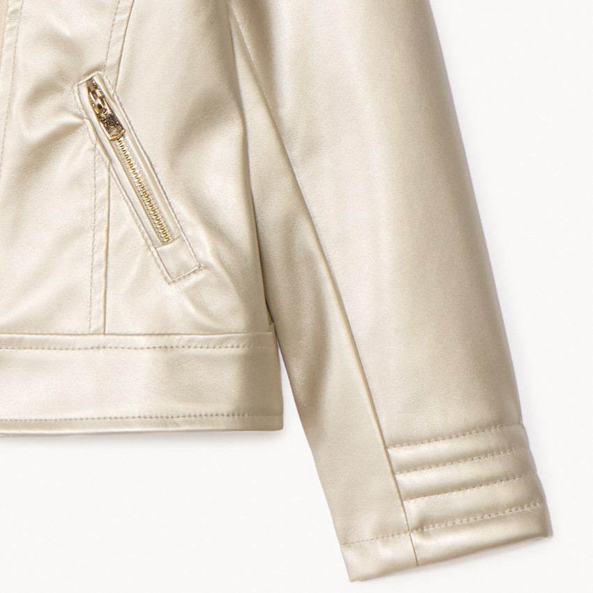 Perfecto estilo biker en efecto piel metálica para niña 