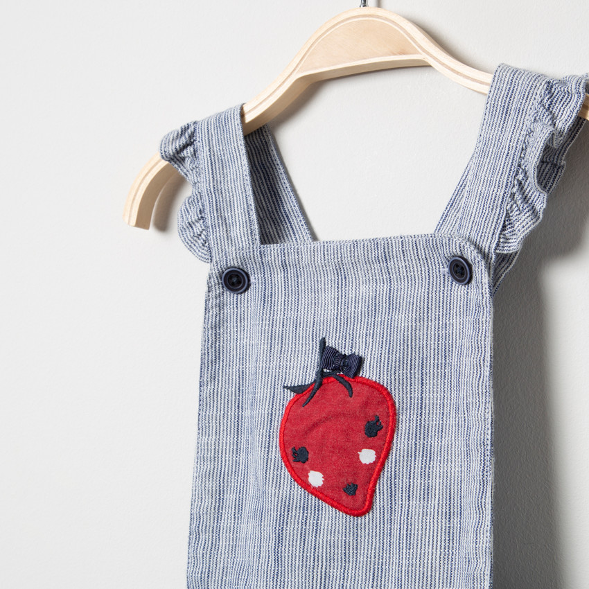 Vestido tipo peto con rayas finas y fresa bordada 