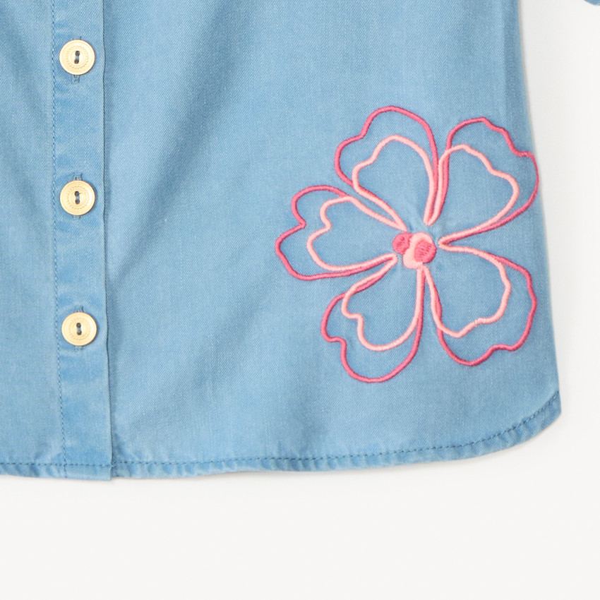 Camisa de manga corta con hombros fruncidos y flores bordadas para niña. 
