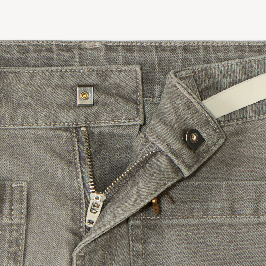 Pantalón vaquero ancho con cinturón para niña 