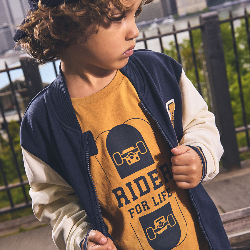 Chaleco de felpa estilo bomber con parche bordado para niño 