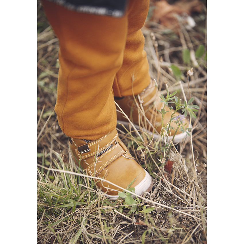 Botines efecto cuero camel con velcro 