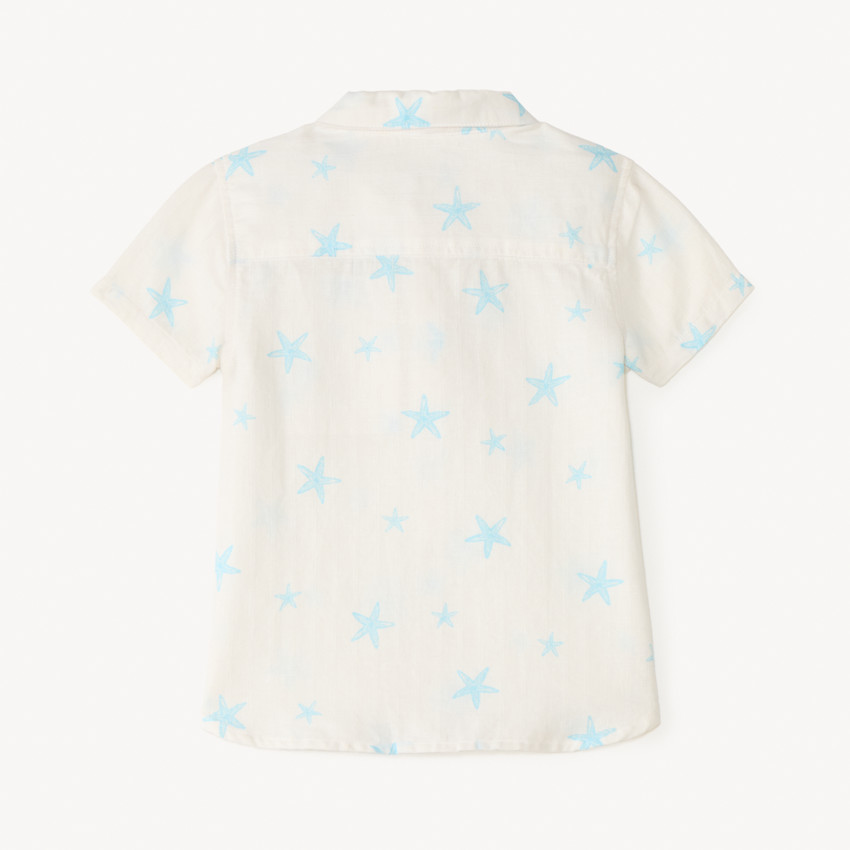 Camisa de manga corta con estampado de estrellas de mar para niño. 