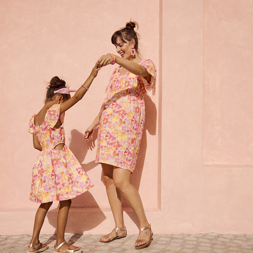 Vestido de manga corta en seersucker estampado floral para niña 