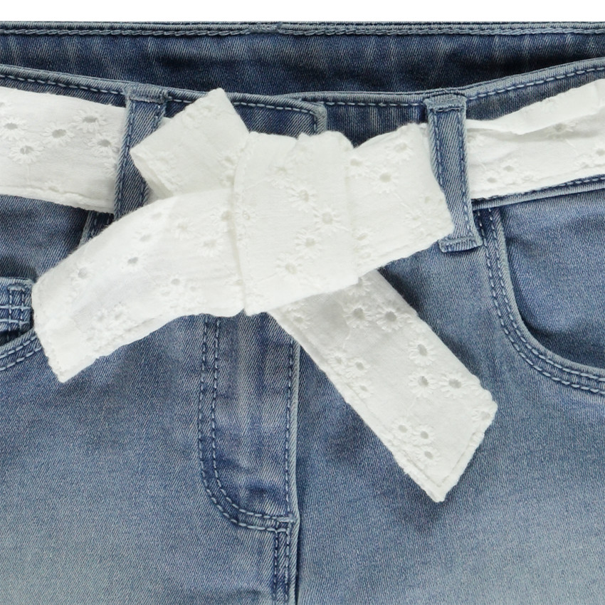 Short vaquero con cinturón de bordado inglés para niña 