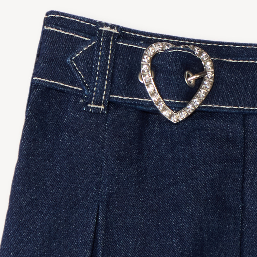 Falda corta plisada de denim para niña con hebilla en forma de corazón con strass. 