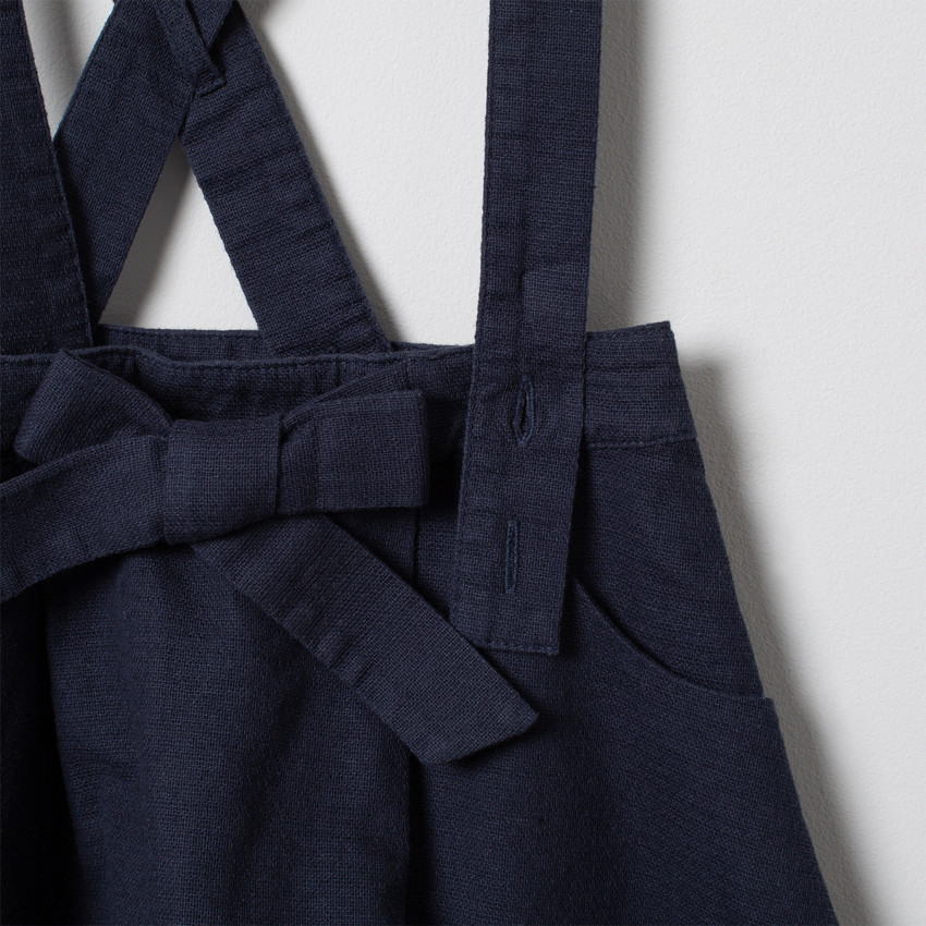 Jupe courte à bretelles et noeud 