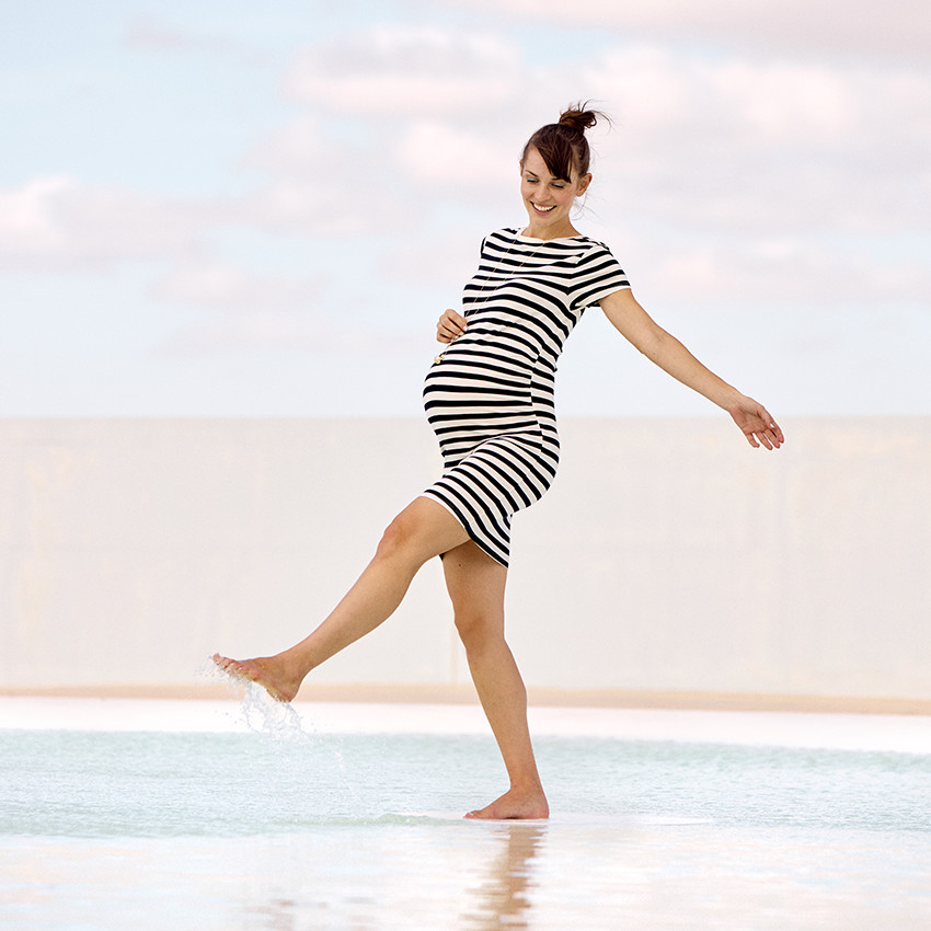 Vestido de embarazo de manga corta ajustado a rayas 