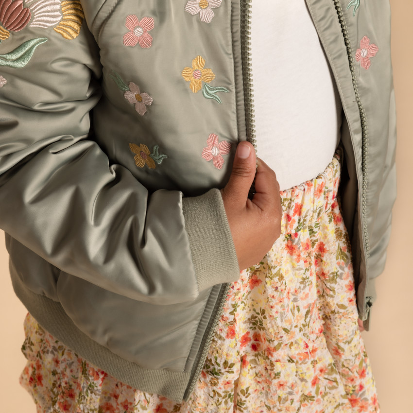 Chaqueta bomber de satén con detalles bordados para niña 