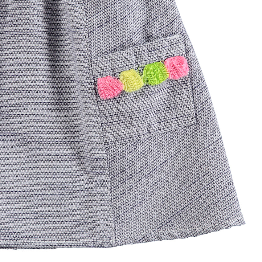 Vestido de algodón de fantasía con bolsillos y pompones de colores 