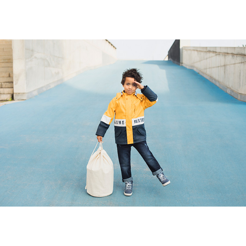 Vaqueros con efecto desgastado y arrugado con corte slim e inscripción con relieve 