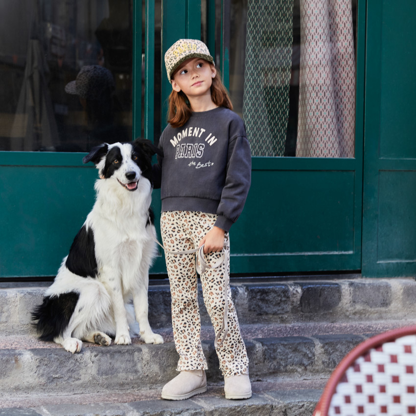 Sudadera oversize de felpa para niña con bordado divertido. 