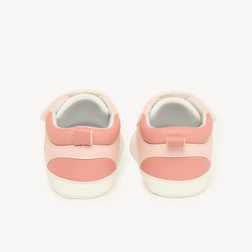 Zapatillas de bebé para niña con corazones, cordones elásticos y velcro. 