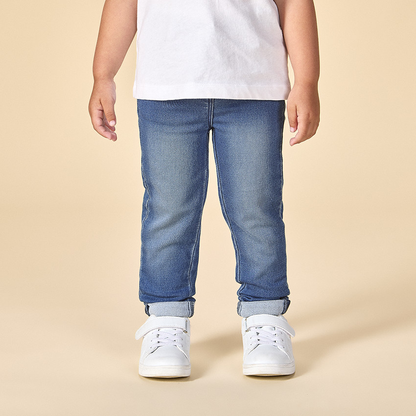 Jeans slim bordados corazones dorados para bebé niña 