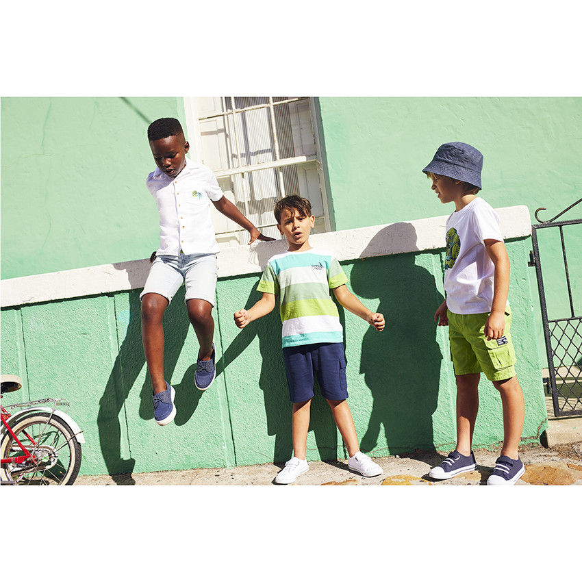 Bob reversible liso/estampado follaje para niño 