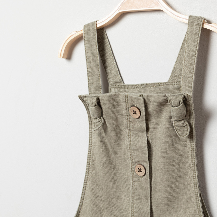 Vestido tipo peto con botones 