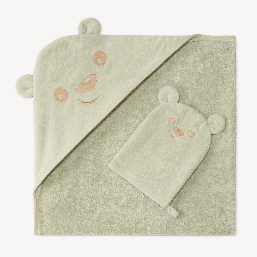 Conjunto de baño con capa y manopla de oso para niño. 